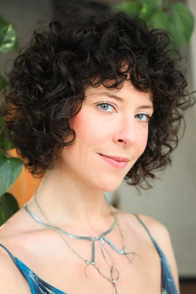 Breezy Chin Length Curls #shortcurlyhairstyles #shortcurlyhair #curlyhairstyles