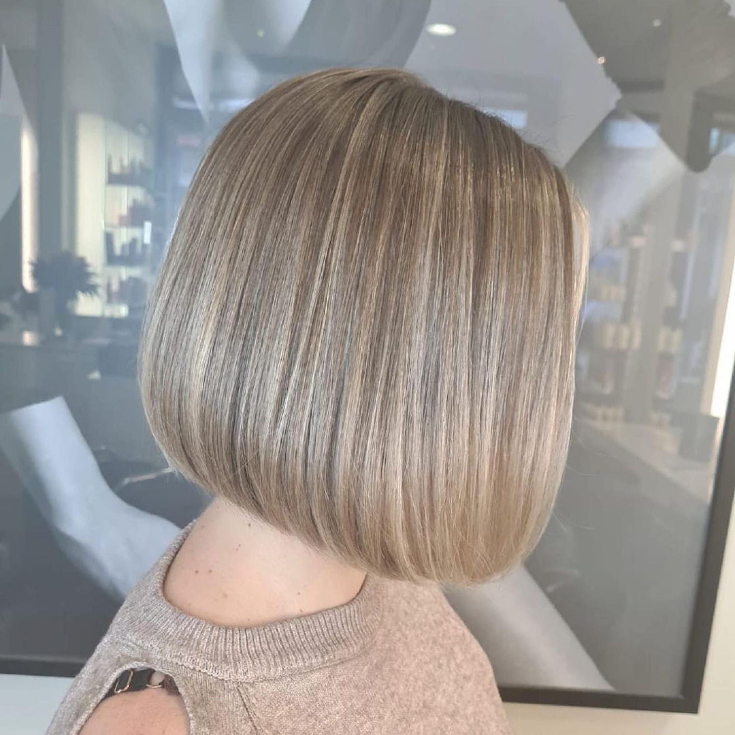 sleek bob with blonde highlights