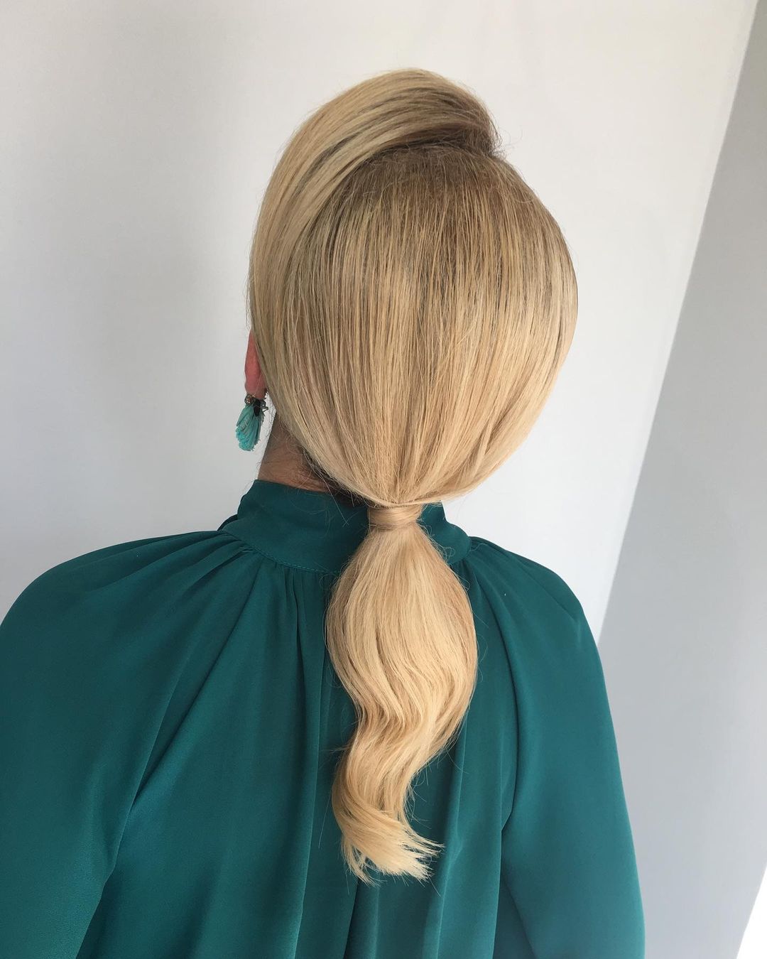 dark roots blonde hair elegant ponytail