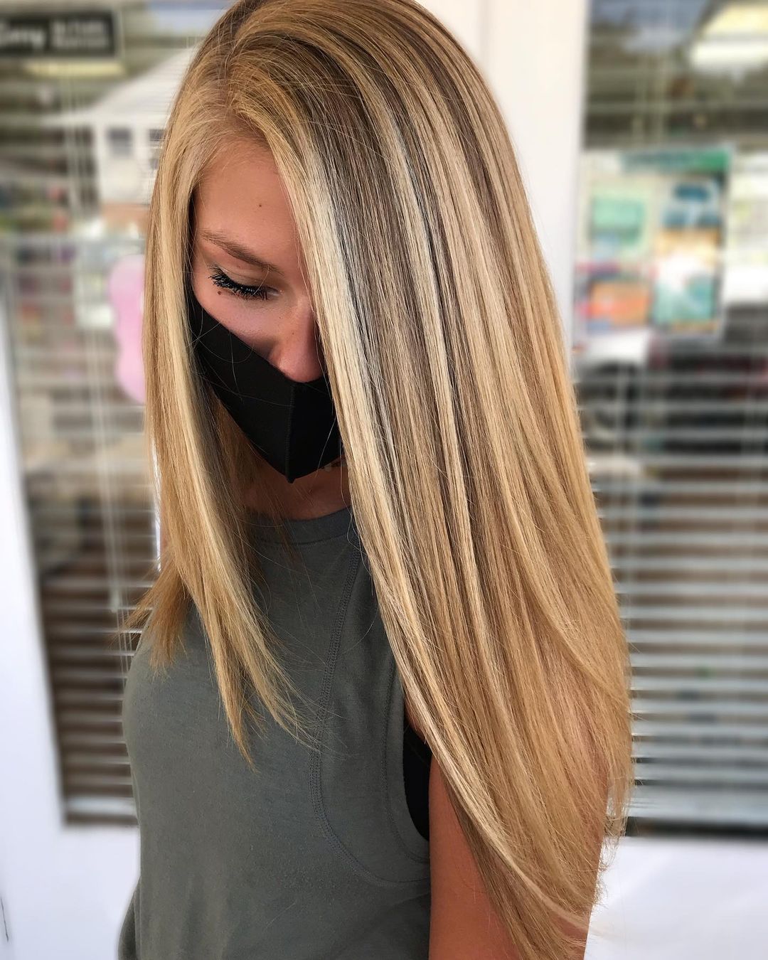 face-framing babylights with a partial balayage