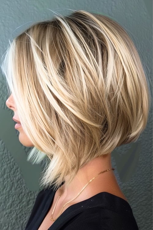 Invert layered blonde lob medium-length haircut.