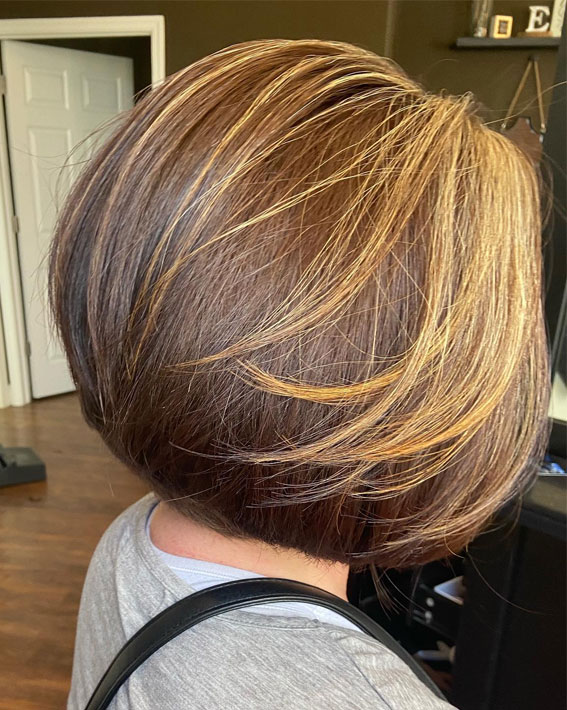 layered bob with blonde highlights