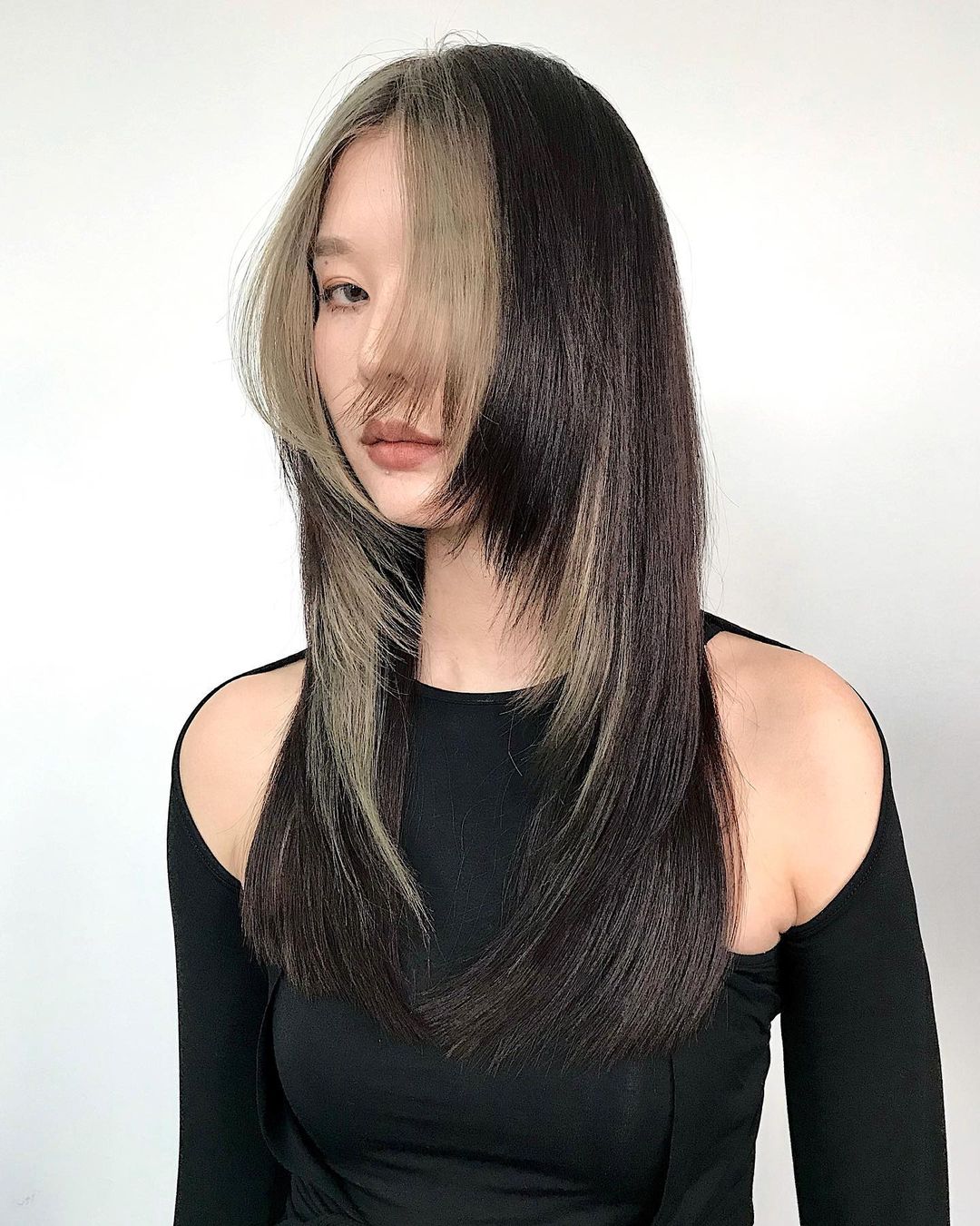 Layered Haircut with Highlighted Contour Layer