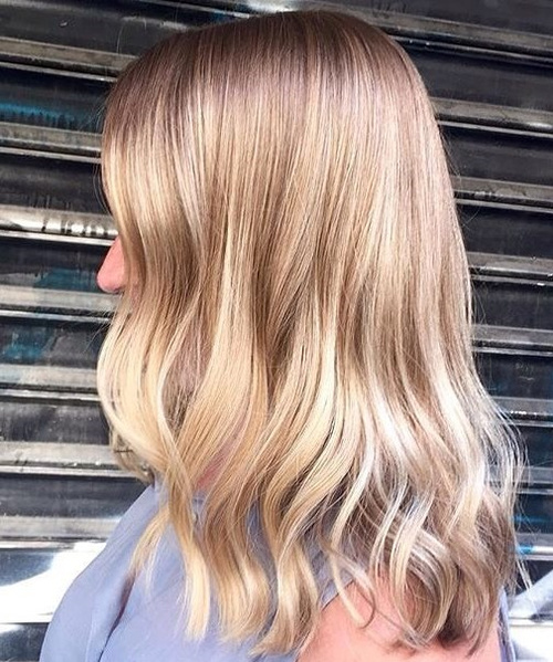 brown blonde wavy hairstyle