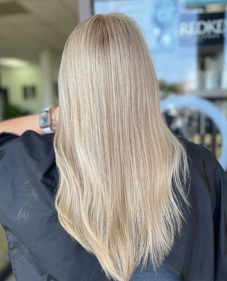 Soft V-Cut on Straight Hair