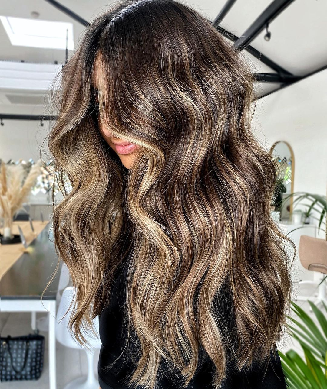 Wavy Chestnut Brown Hair with Blonde Highlights